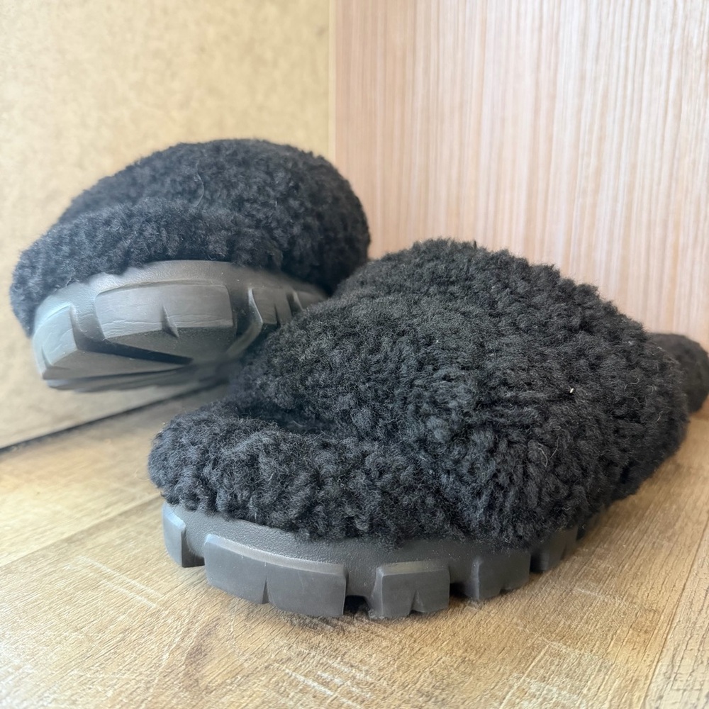 UGG Cozetta Curly Slides in Black - Size 7 - Picture 5 of 6